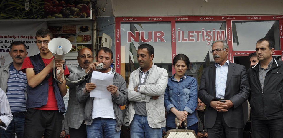 Bitliste HDPliler AKPnin Güroymakta seçimler için yürüttüğü politikaya tepki gösterdi